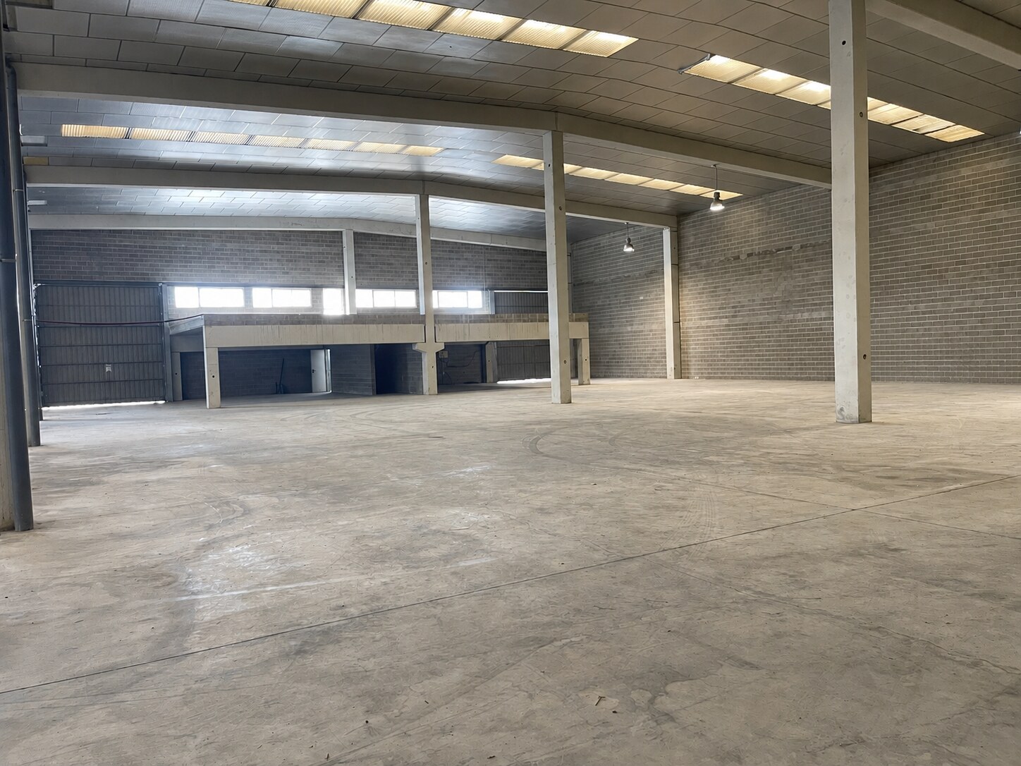 Interior amplio del conjunto industrial de calle Sabaters en Valls